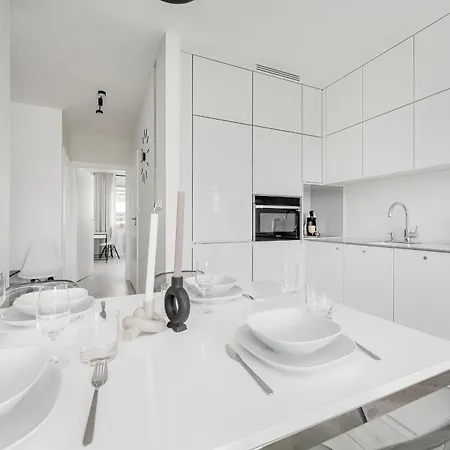 شقة Miedziana Bright With Balcony & Parking By Renters